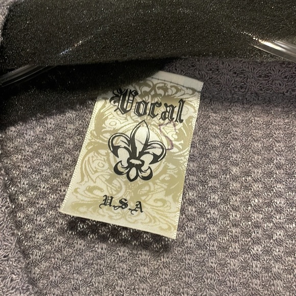 Plummy top with macrame sleeves and colored studs on the front. Very fun top - Picture 3 of 5